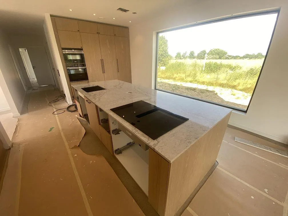 Køkkenbordplade i Caesarstone Moorland Fog, Farhult