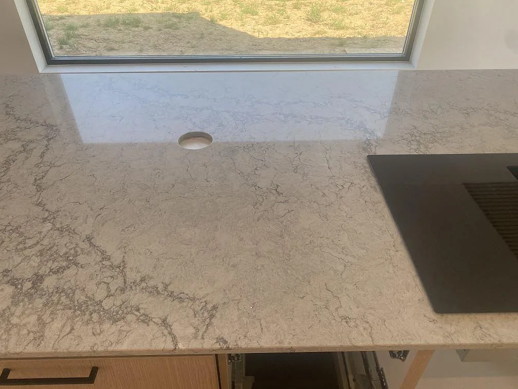 Køkkenbordplade i Caesarstone Moorland Fog, Farhult – billede 5