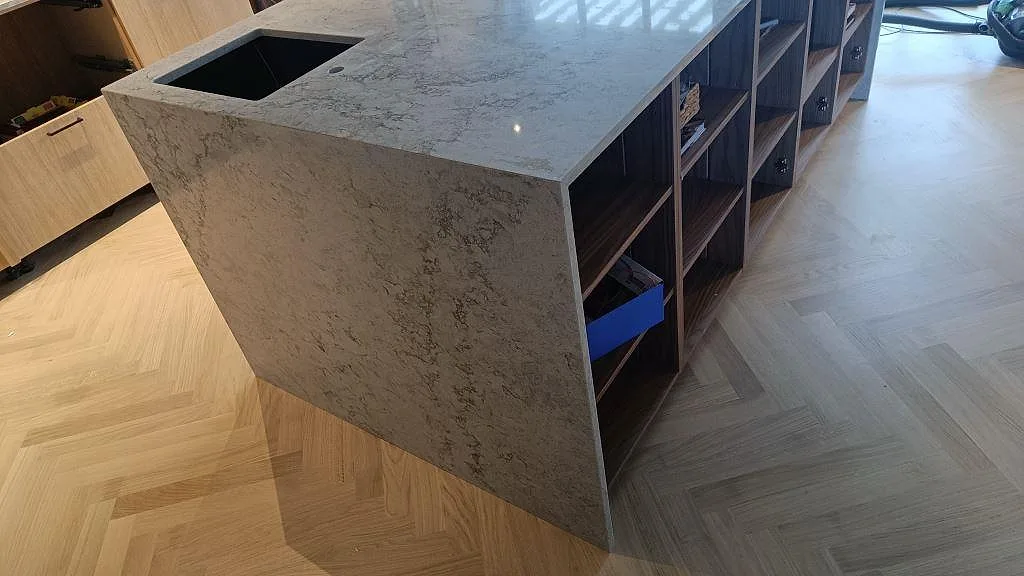Køkkenbordplade i Caesarstone Moorland Fog, Höllviken – billede 2