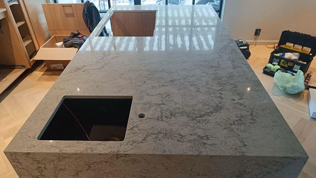 Køkkenbordplade i Caesarstone Moorland Fog, Höllviken – billede 3