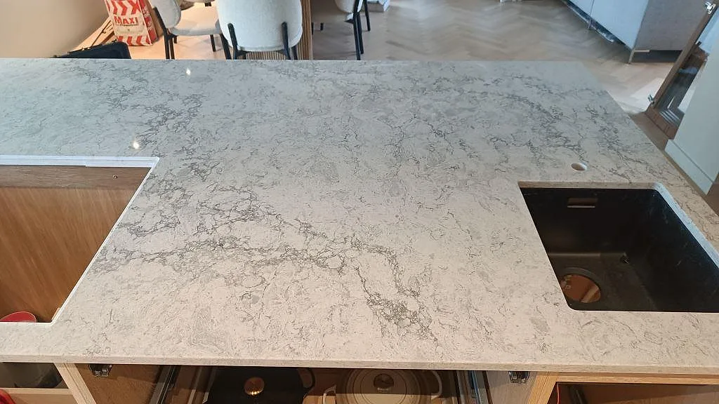 Køkkenbordplade i Caesarstone Moorland Fog, Höllviken – billede 4