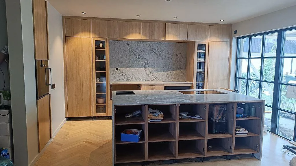 Køkkenbordplade i Caesarstone Moorland Fog, Höllviken
