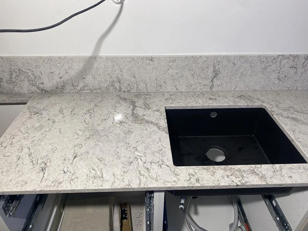 Køkkenbordplade i Caesarstone Moorland Fog, Limhamn – billede 4