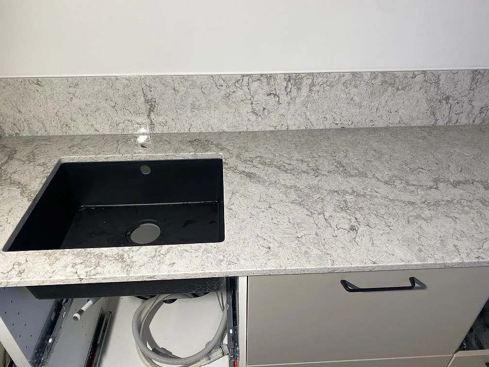 Køkkenbordplade i Caesarstone Moorland Fog, Limhamn – billede 5