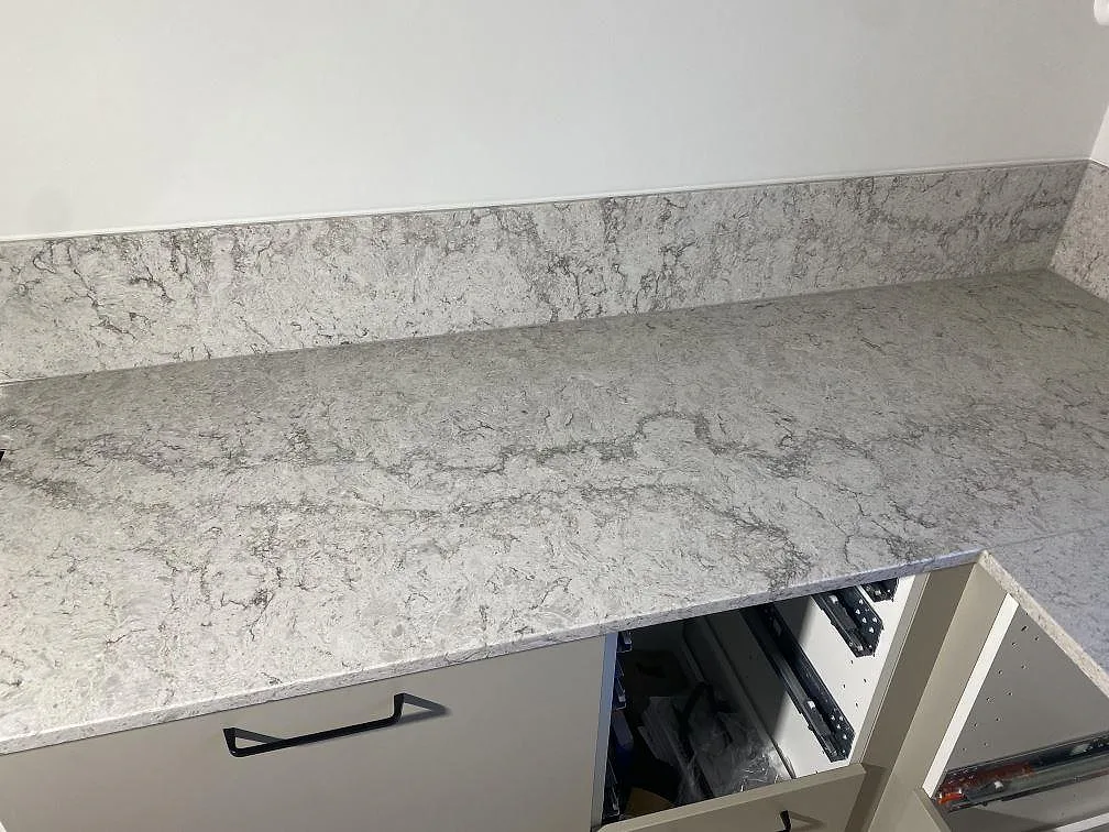 Køkkenbordplade i Caesarstone Moorland Fog, Limhamn – billede 3