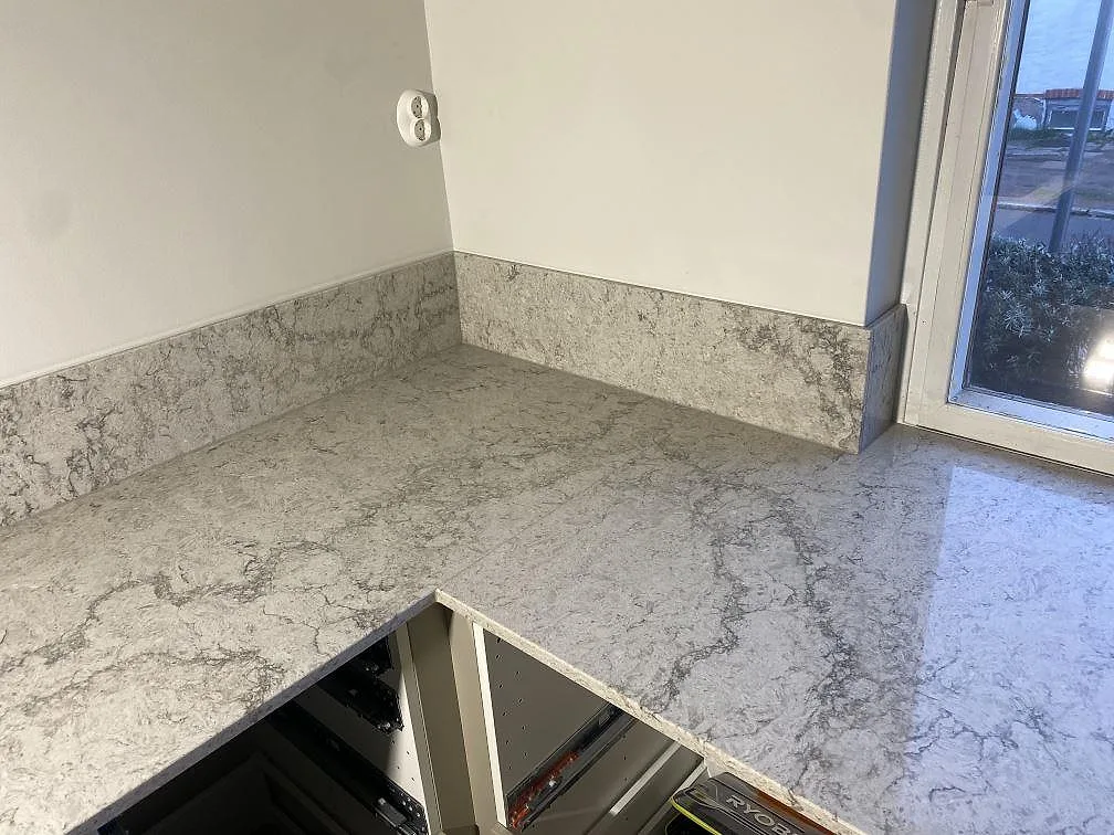 Køkkenbordplade i Caesarstone Moorland Fog, Limhamn – billede 2