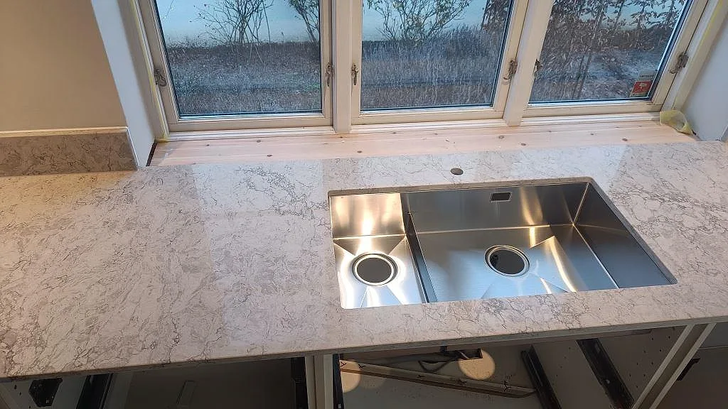 Køkkenbordplade i Caesarstone Moorland Fog, Malmö – billede 2