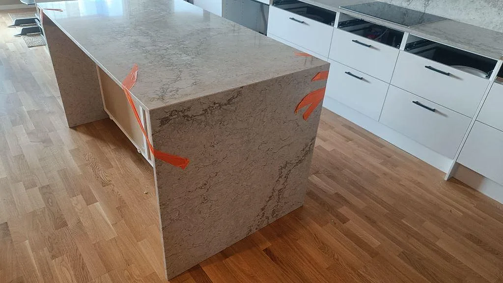 Køkkenbordplade i Caesarstone Moorland Fog, Malmö – billede 2