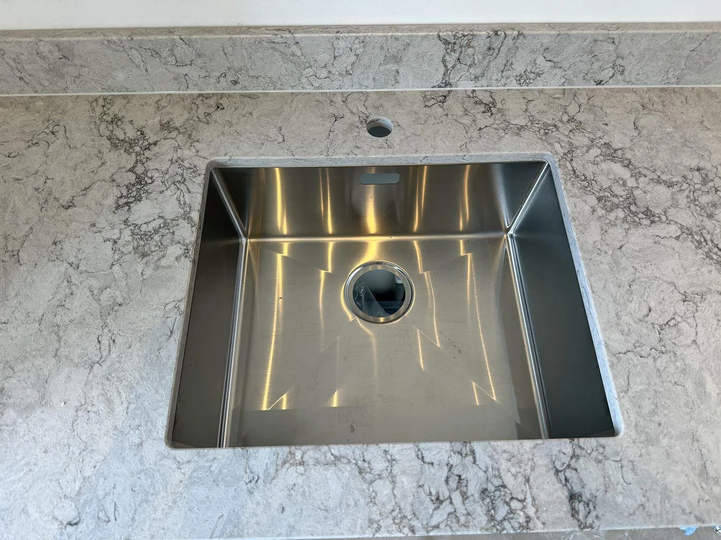 Køkkenbordplade i Caesarstone Moorland Fuge, Malmö – billede 4