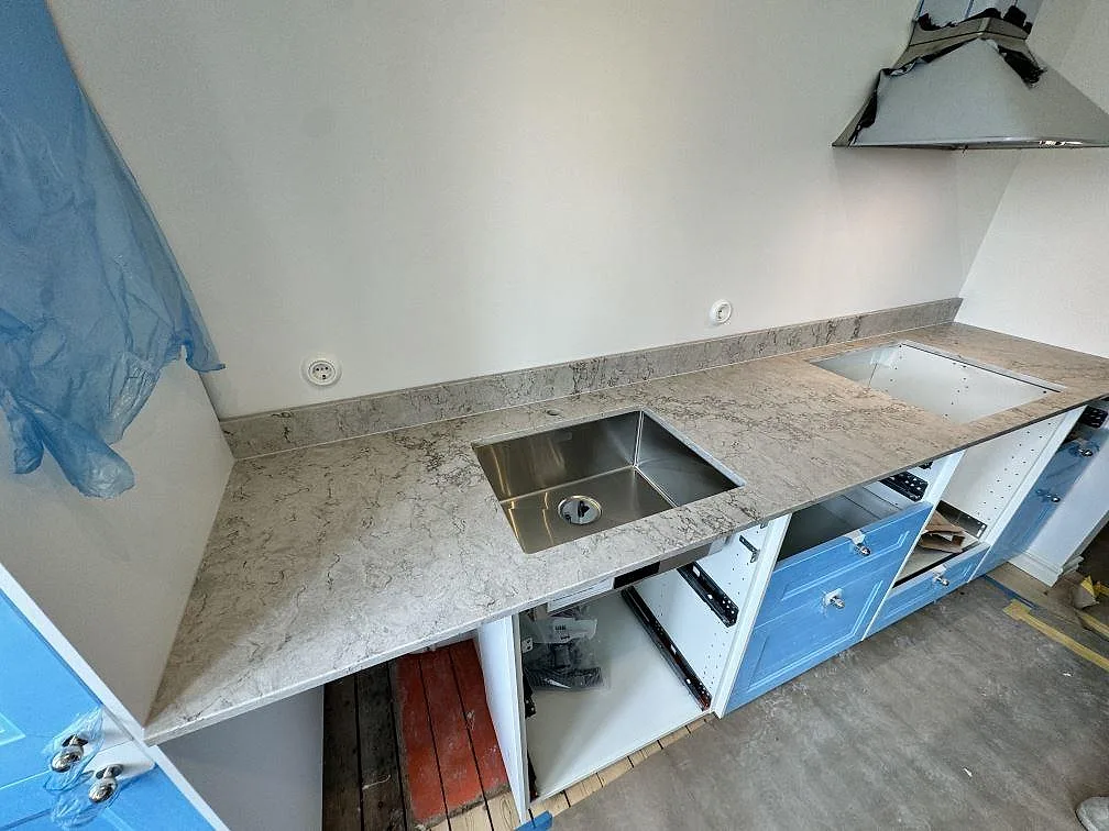 Gennemført projekt: Køkkenbordplade i Caesarstone Moorland Fuge, Malmö.