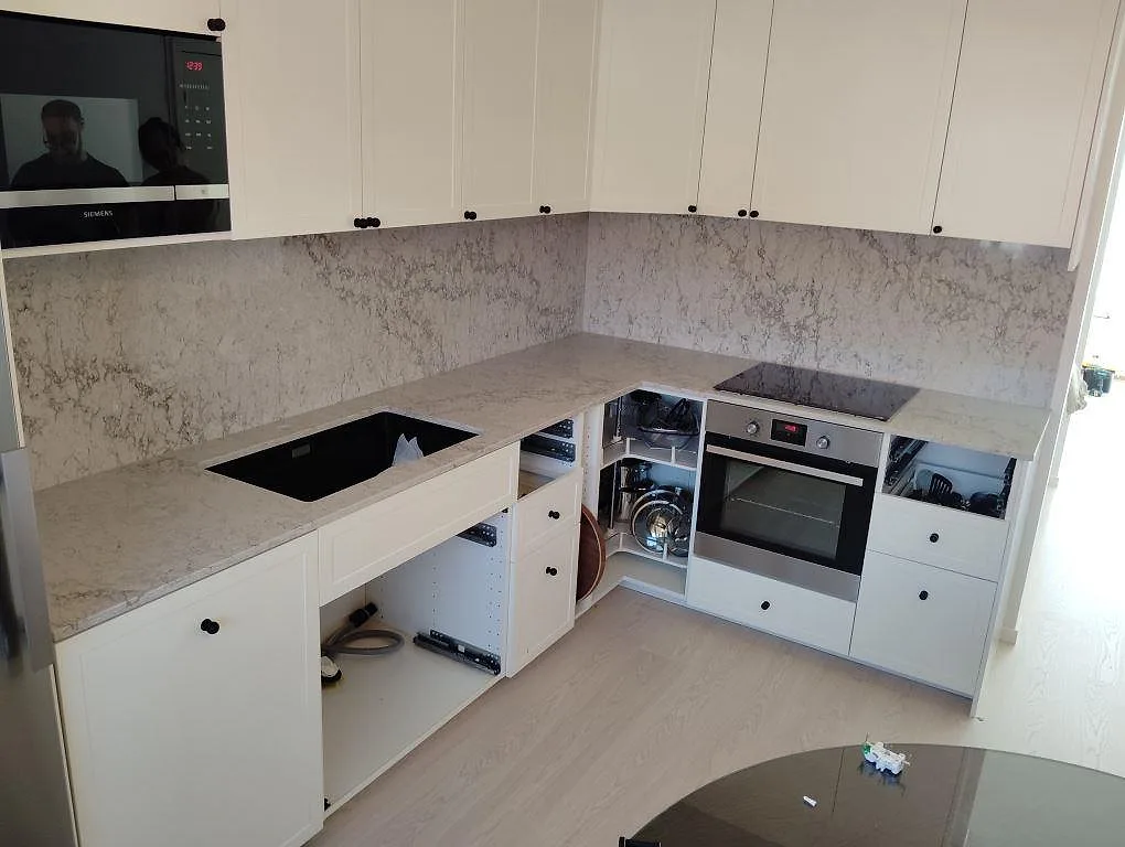 Gennemført projekt: Køkkenbordplade i Caesarstone Moorland Fuge, Norsborg.