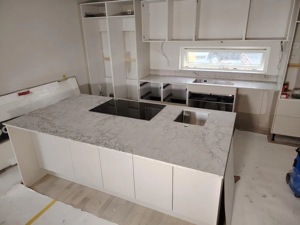 Gennemført projekt: Køkkenbordplade i Caesarstone Moorland Fuge, Örebro.
