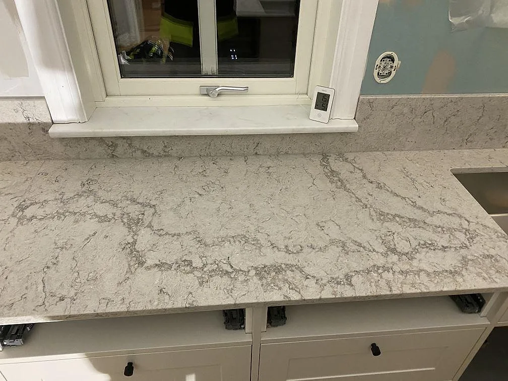 Køkkenbordplade i Caesarstone Moorland Fog, Sandared – billede 2
