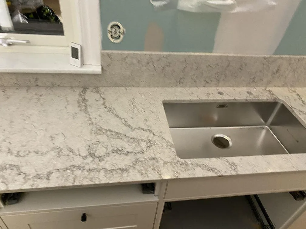 Køkkenbordplade i Caesarstone Moorland Fog, Sandared – billede 3