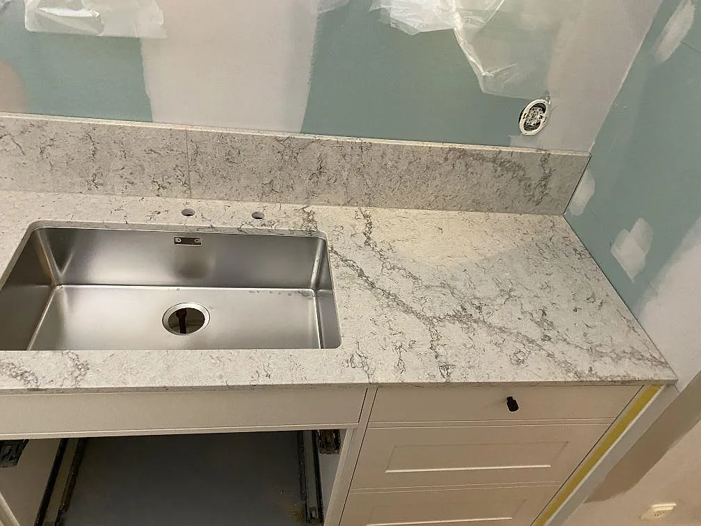 Køkkenbordplade i Caesarstone Moorland Fog, Sandared – billede 4