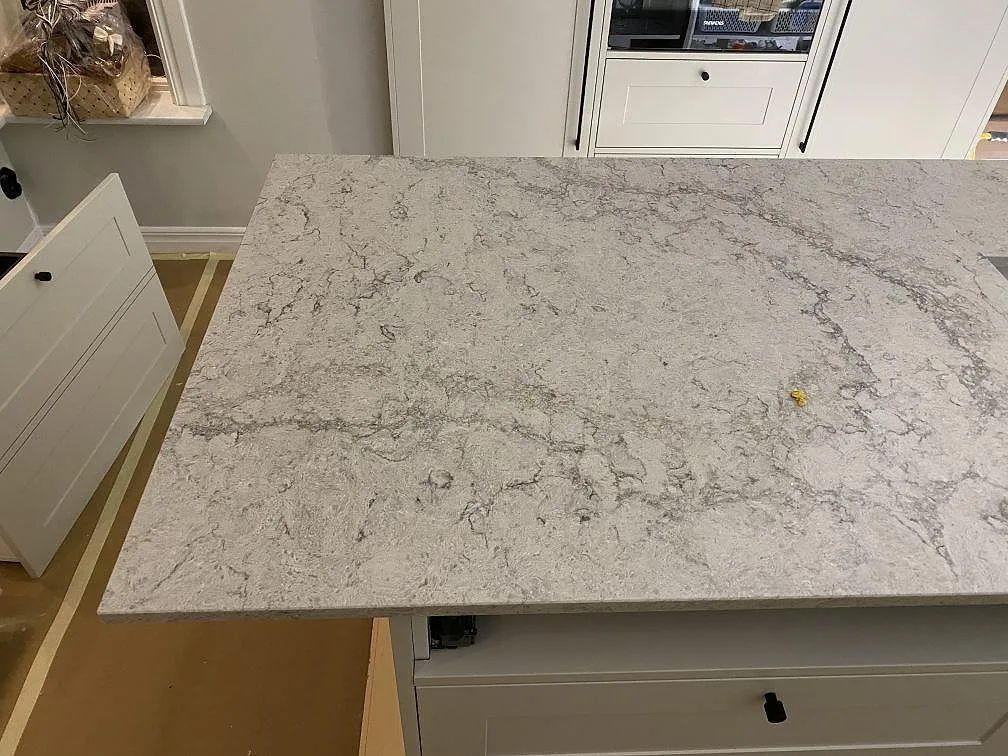 Køkkenbordplade i Caesarstone Moorland Fog, Sandared