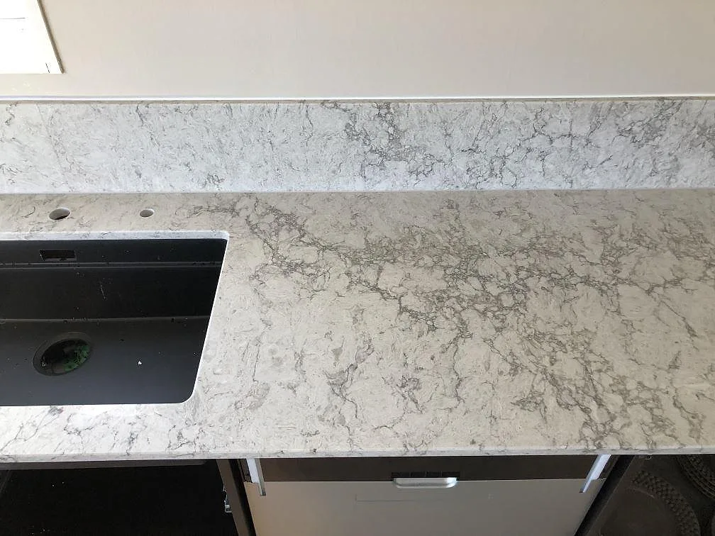 Køkkenbordplade i Caesarstone Moorland Fog, Skegrie – billede 5