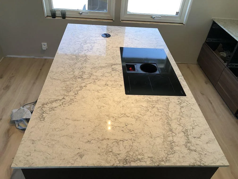 Køkkenbordplade i Caesarstone Moorland Fog, Skegrie – billede 2