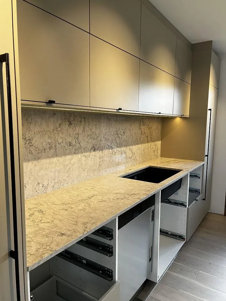 Køkkenbordplade i Caesarstone Moorland Fog, Skurup – billede 2