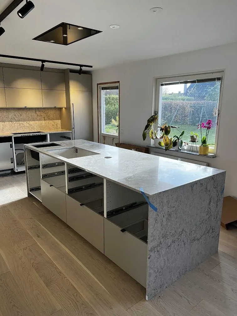 Køkkenbordplade i Caesarstone Moorland Fog, Skurup