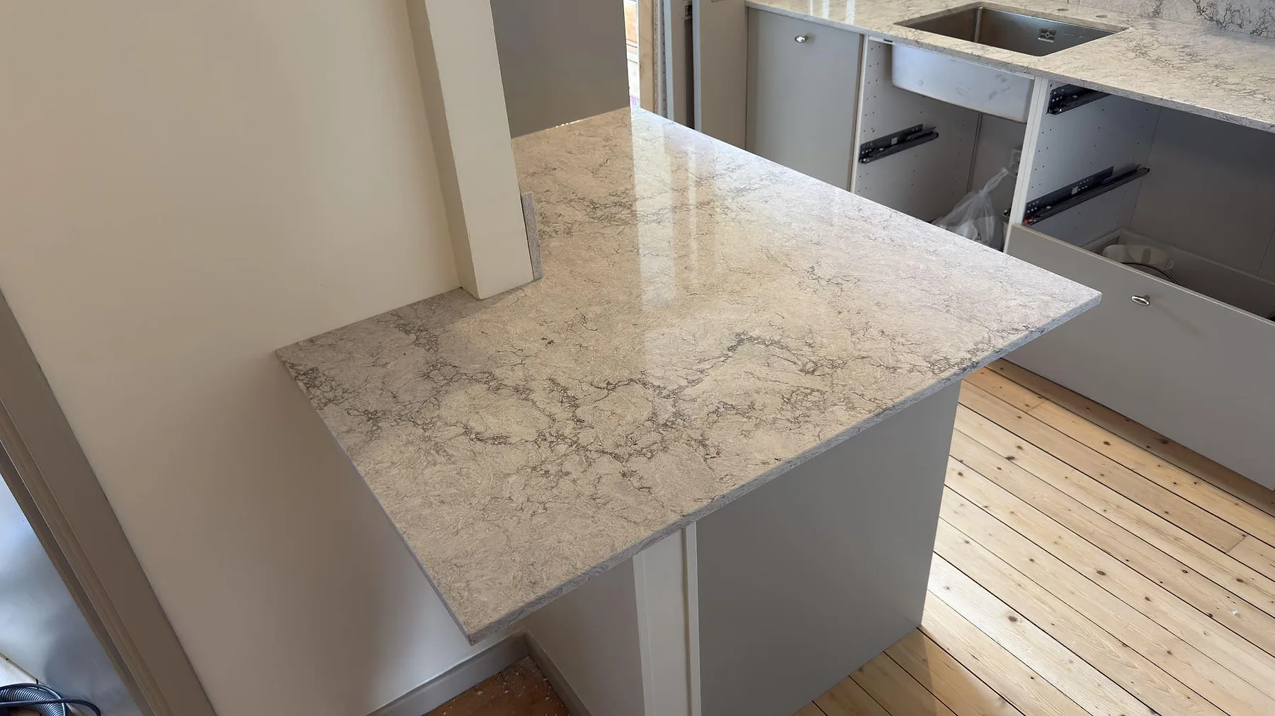 Køkkenbordplade i Caesarstone Moorland Fuge, Stockholm – billede 3