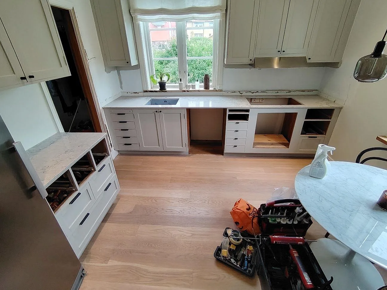 Gennemført projekt: Køkkenbordplade i Caesarstone Moorland Fuge, Stocksund.