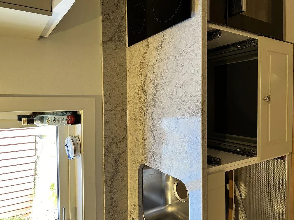 Køkkenbordplade i Caesarstone Moorland Fog, Trensum – billede 2