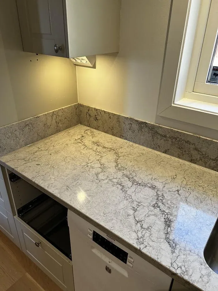 Køkkenbordplade i Caesarstone Moorland Fog, Trensum – billede 3