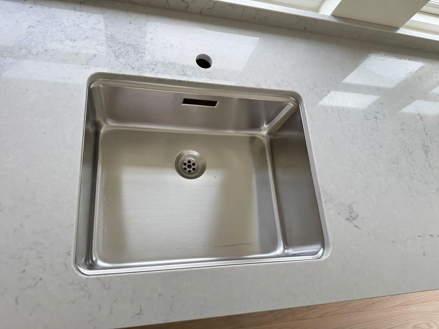 Køkkenbordplade i Caesarstone Noble Grey, Båstad – billede 4
