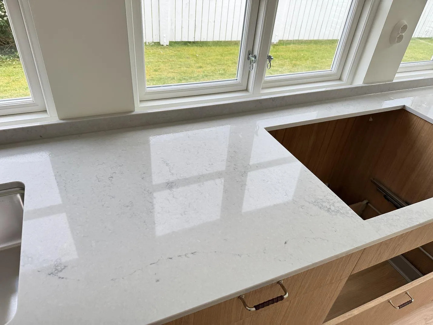 Køkkenbordplade i Caesarstone Noble Grey, Båstad – billede 2