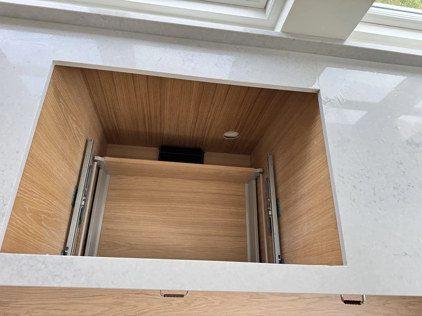 Køkkenbordplade i Caesarstone Noble Grey, Båstad – billede 5
