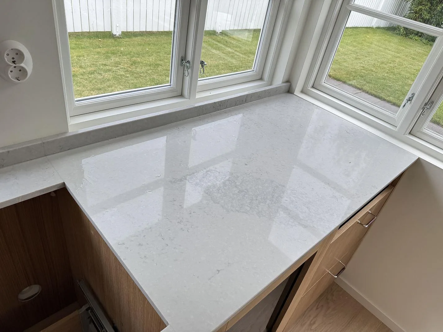 Køkkenbordplade i Caesarstone Noble Grey, Båstad – billede 3