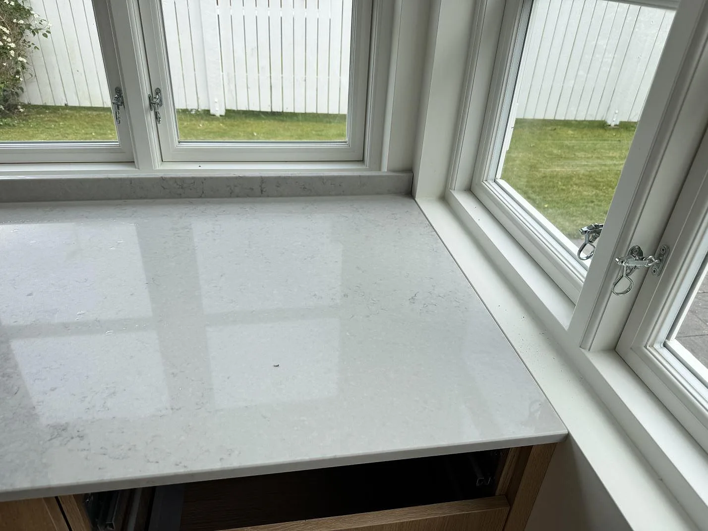 Køkkenbordplade i Caesarstone Noble Grey, Båstad – billede 6