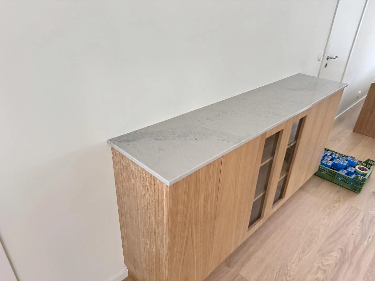Køkkenbordplade i Caesarstone Noble Grey, Båstad – billede 7
