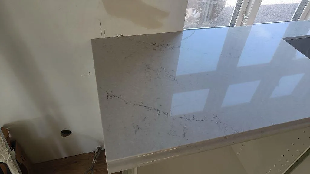 Køkkenbordplade i Caesarstone Noble Grey, Ekeby – billede 5