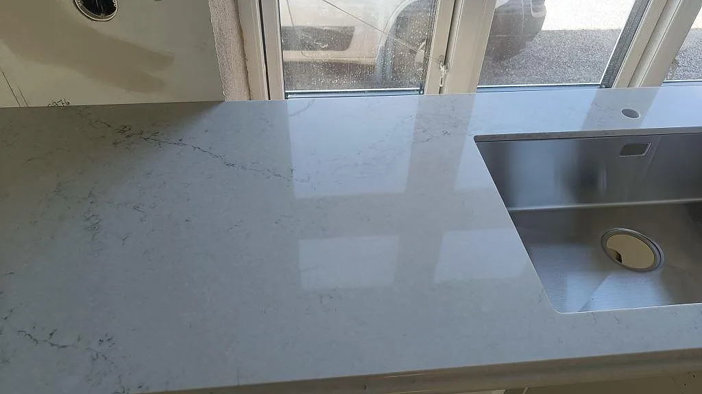 Køkkenbordplade i Caesarstone Noble Grey, Ekeby – billede 3