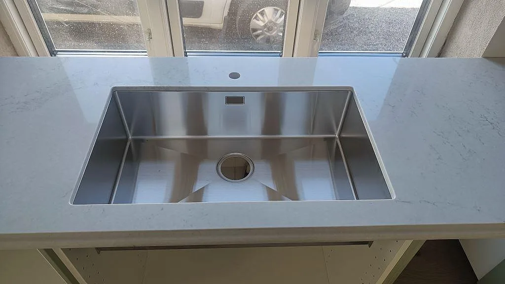 Køkkenbordplade i Caesarstone Noble Grey, Ekeby – billede 2