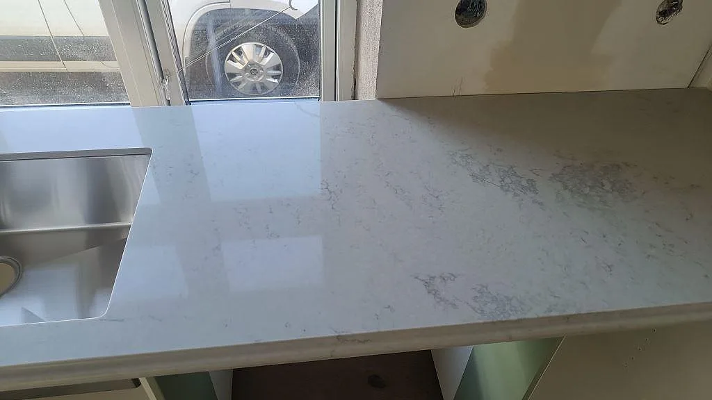 Køkkenbordplade i Caesarstone Noble Grey, Ekeby – billede 4