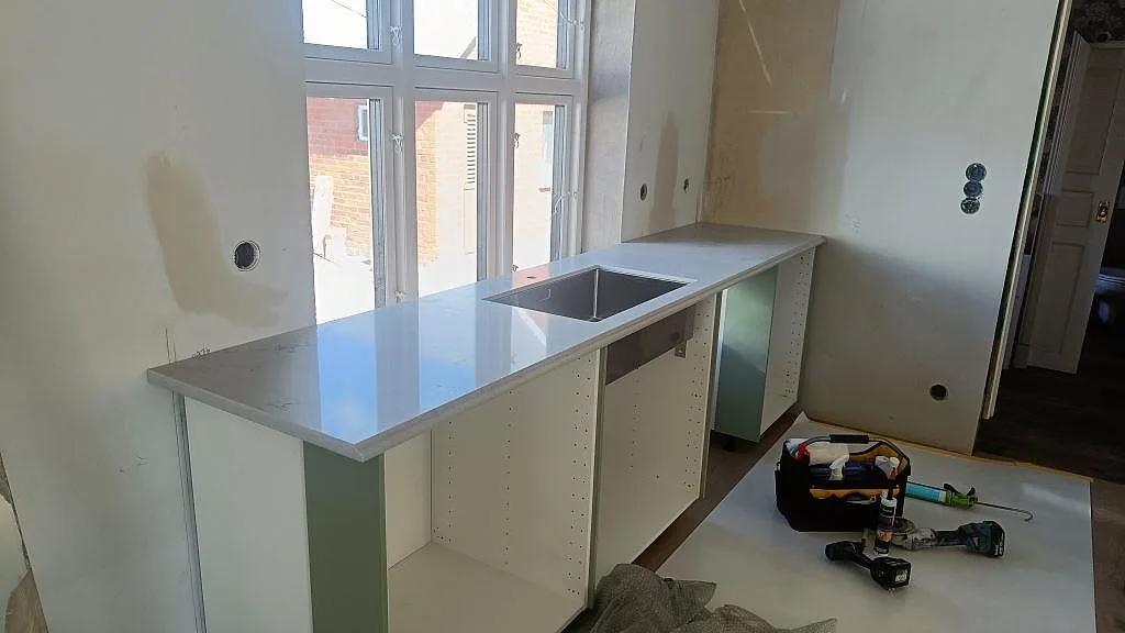 Køkkenbordplade i Caesarstone Noble Grey, Ekeby