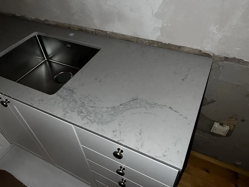 Køkkenbordplade i Caesarstone Noble Grey, Helsingborg – billede 2