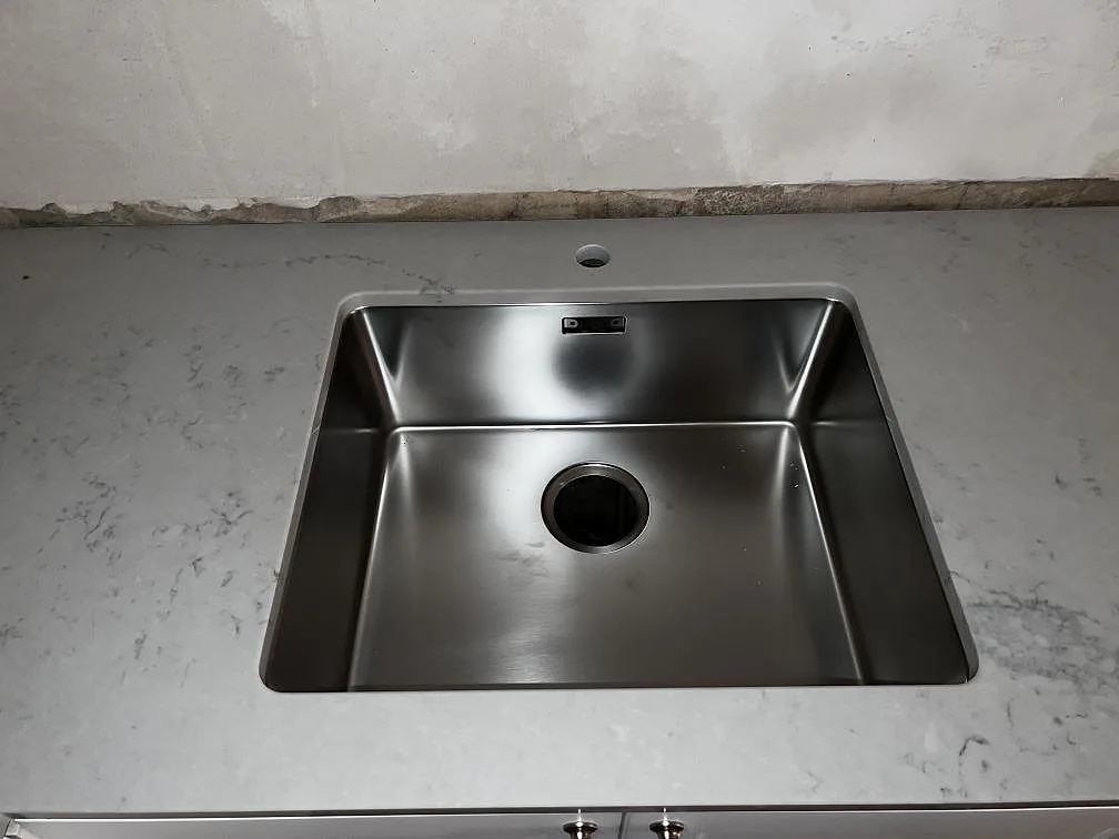 Køkkenbordplade i Caesarstone Noble Grey, Helsingborg – billede 3