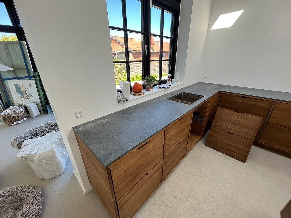 Gennemført projekt: Køkkenbordplade i Caesarstone Rugged Concrete, Kastrup.