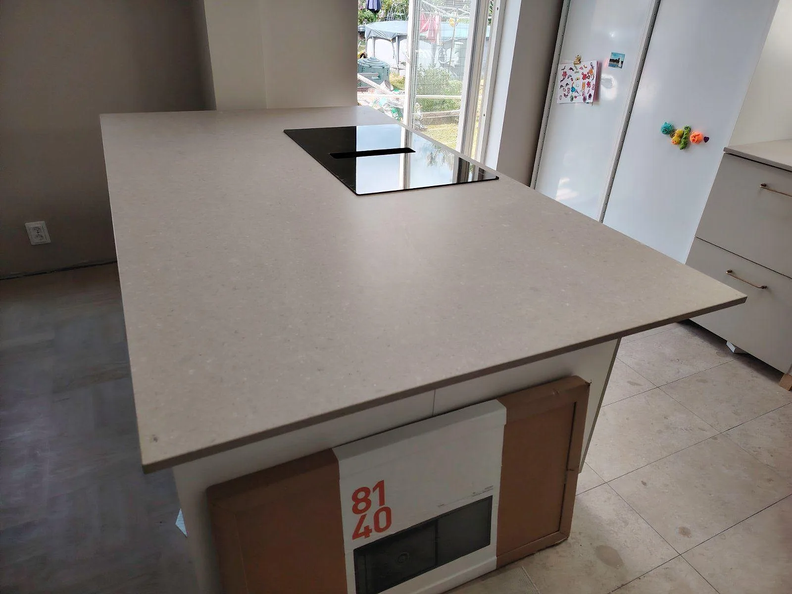 Gennemført projekt: Køkkenbordplade i Caesarstone Shitake, Enskede.