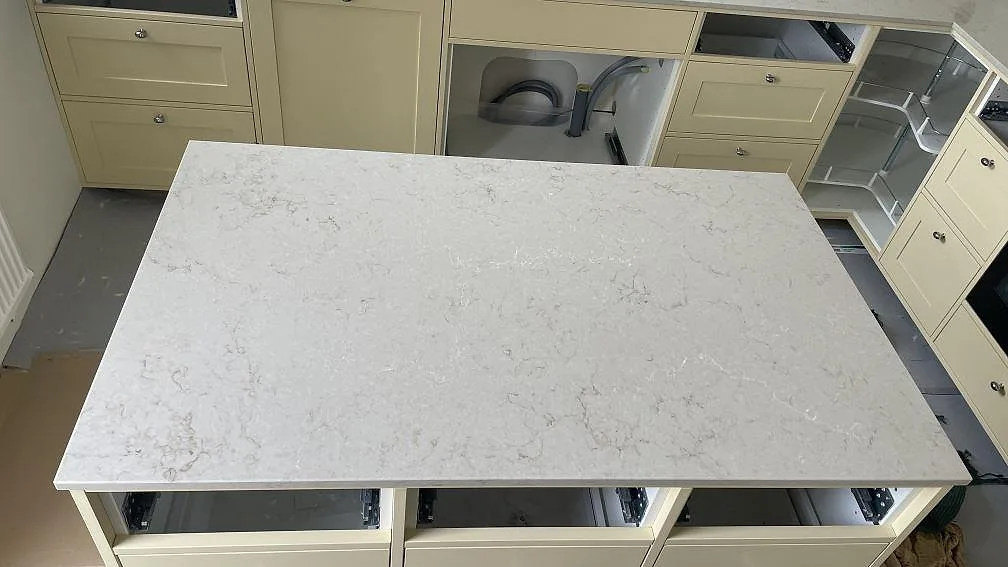 Køkkenbordplade i Caesarstone Taj Royale 5212, Höllviken – billede 2