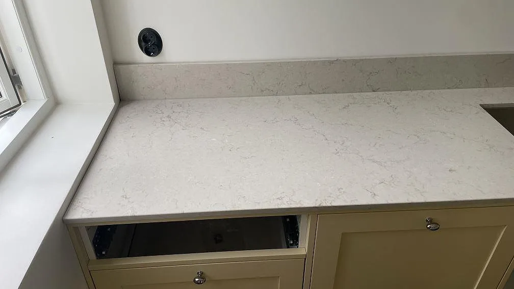 Køkkenbordplade i Caesarstone Taj Royale 5212, Höllviken – billede 5