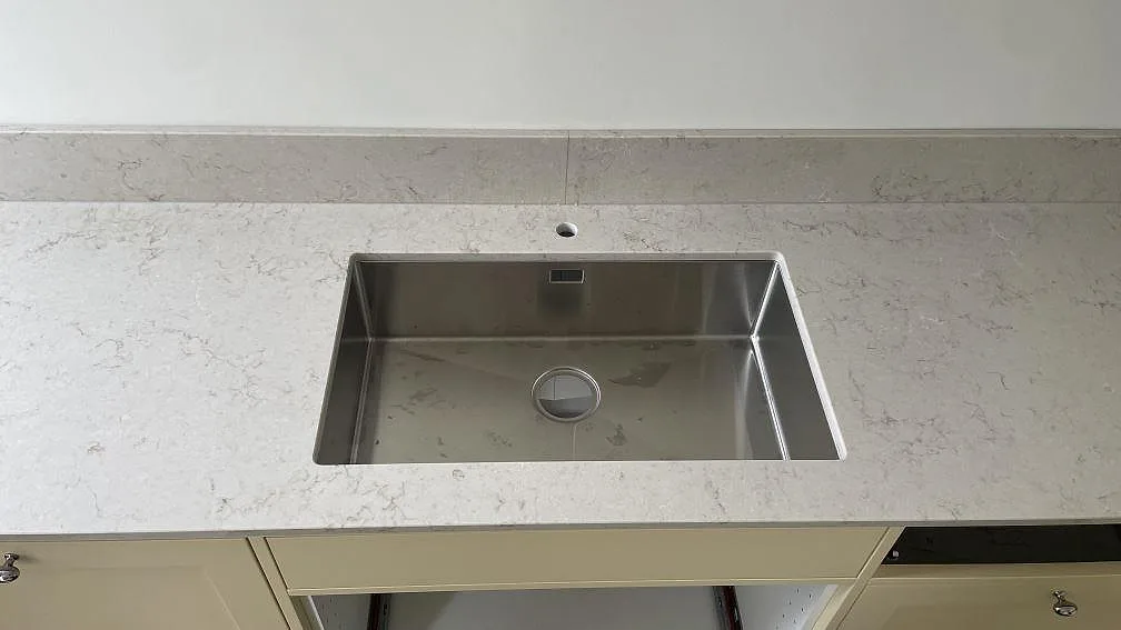 Køkkenbordplade i Caesarstone Taj Royale 5212, Höllviken – billede 3