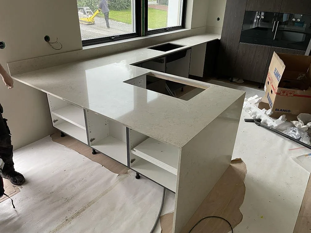 Køkkenbordplade i Caesarstone Taj Royale 5212, Nacka – billede 5
