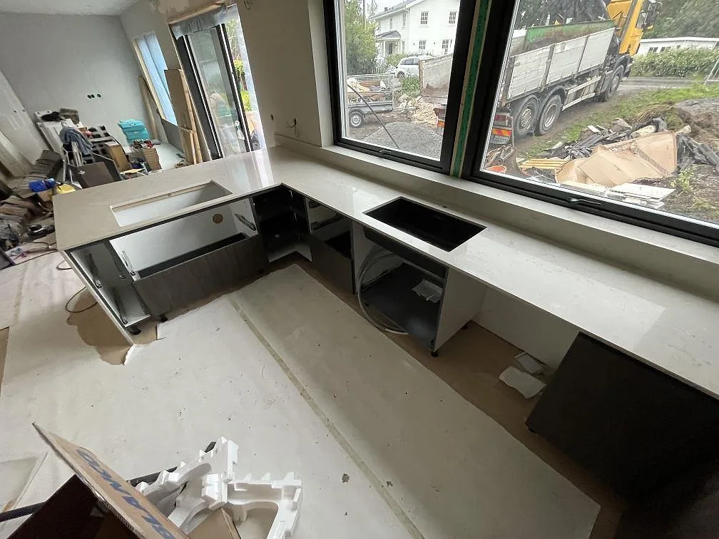 Køkkenbordplade i Caesarstone Taj Royale 5212, Nacka – billede 2