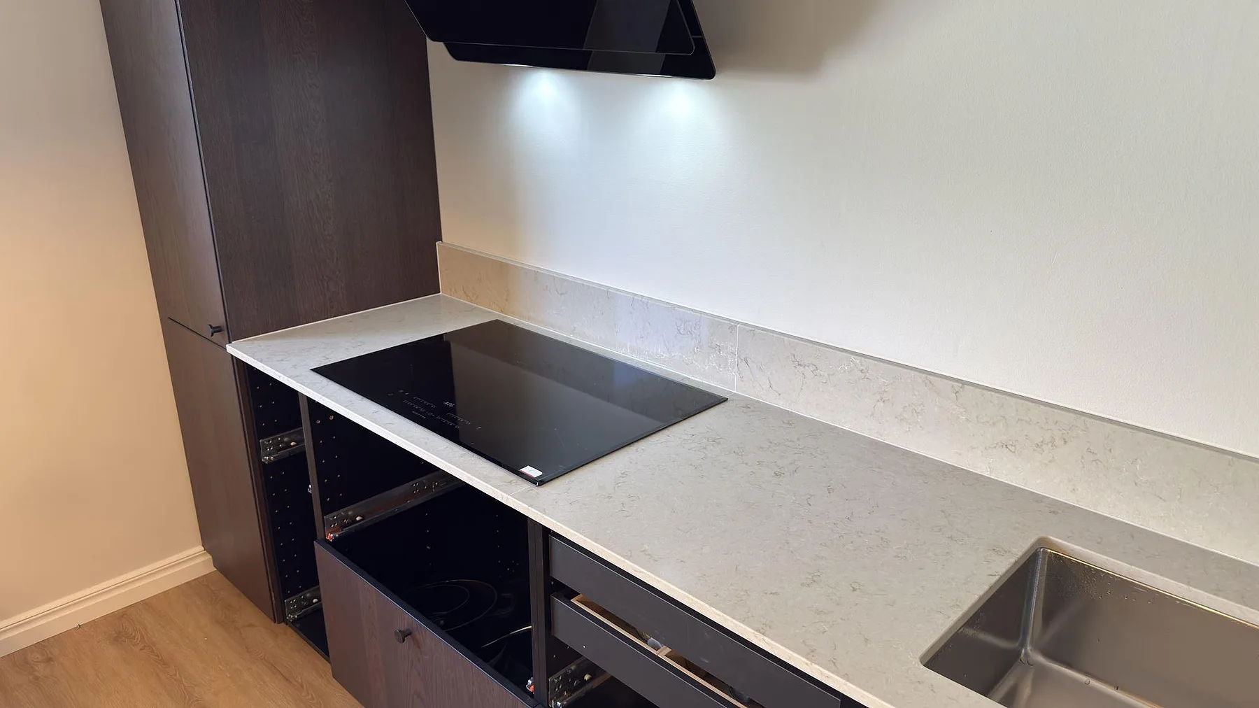 Køkkenbordplade i Caesarstone Taj Royale 5212, Norrköping – billede 3