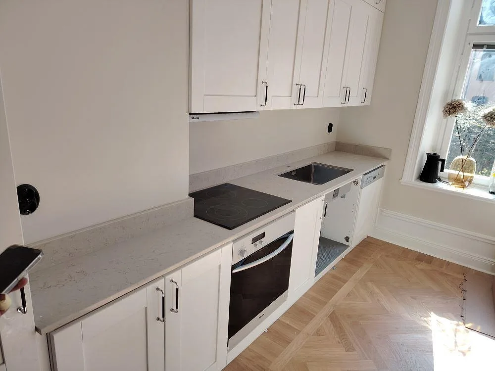 Gennemført projekt: Køkkenbordplade i Caesarstone Taj Royale 5212, Stockholm.